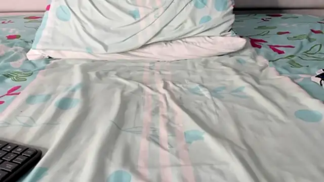 Snapshot of maybelline69 chatting on 03-23-26, 05:40 maybelline69 online show from 03-23-26, 05:40