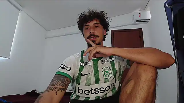 Snapshot of milkoffe chatting on 02-12-26, 01:11 milkoffe online show from 02-12-26, 01:11