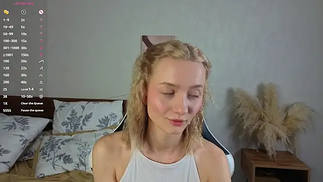 Snapshot of IdaValenti chatting on 10-23-25, 11:03 IdaValenti online show from 10-23-25, 11:03