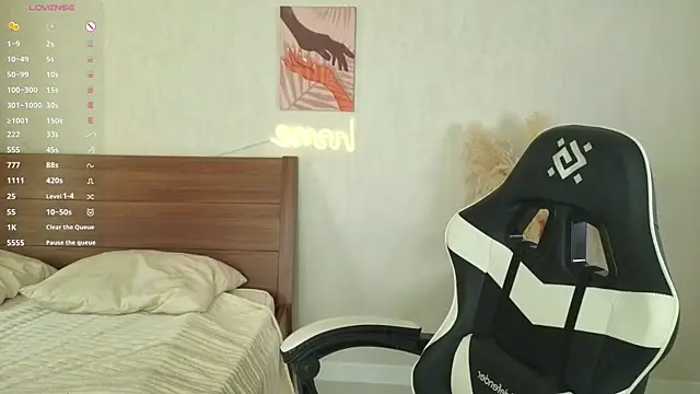 Snapshot of IdaValenti chatting on 09-30-25, 01:11 IdaValenti online show from 09-30-25, 01:11