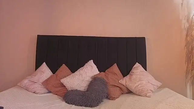 kassandra james online show from 12-15-25, 01:17