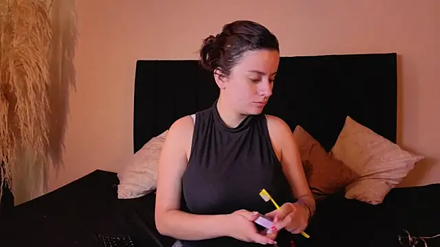 kassandra james online show from 12-19-25, 01:13