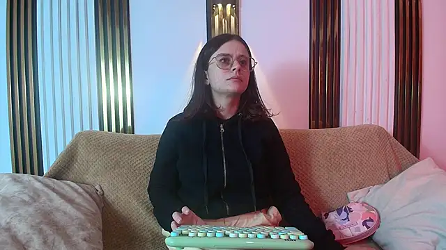 kassandra james online show from 02-04-26, 01:06