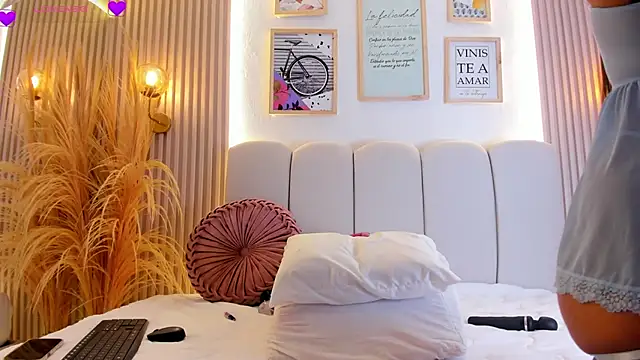 carolriveraa  online show from 09-23-25, 08:49