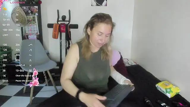 Snapshot of SheraHadee chatting on 07-10-26, 10:54 SheraHadee online show from 07-10-26, 10:54