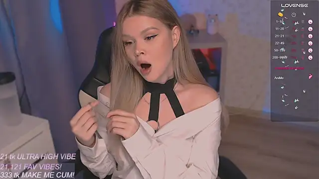 Snapshot of VeronaAura chatting on 10-06-25, 09:59 VeronaAura online show from 10-06-25, 09:59