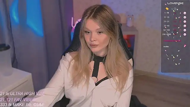 Snapshot of VeronaAura chatting on 10-02-25, 08:45 VeronaAura online show from 10-02-25, 08:45