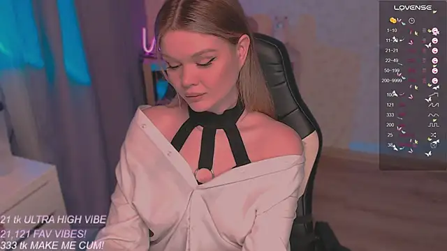 Snapshot of VeronaAura chatting on 10-10-25, 09:37 VeronaAura online show from 10-10-25, 09:37