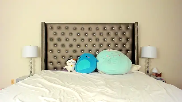 NadiaLyla online show from 12-20-25, 04:26