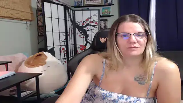 Snapshot of Sarahtineke chatting on 11-10-25, 02:33 Sarahtineke online show from 11-10-25, 02:33