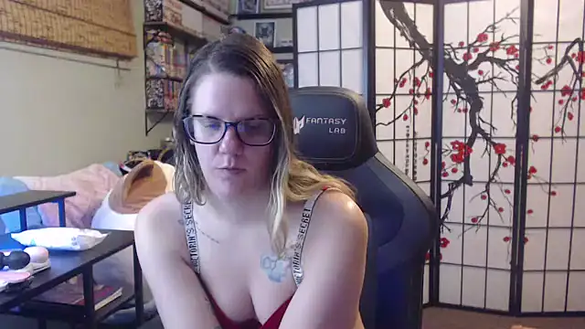 Snapshot of Sarahtineke chatting on 03-18-26, 11:16 Sarahtineke online show from 03-18-26, 11:16