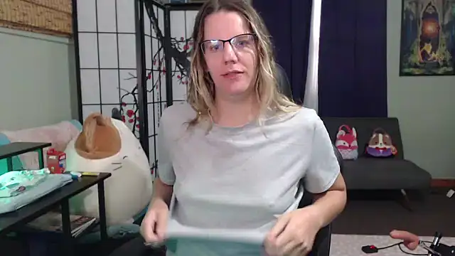 Sarahtineke online show from 10-20-25, 02:06