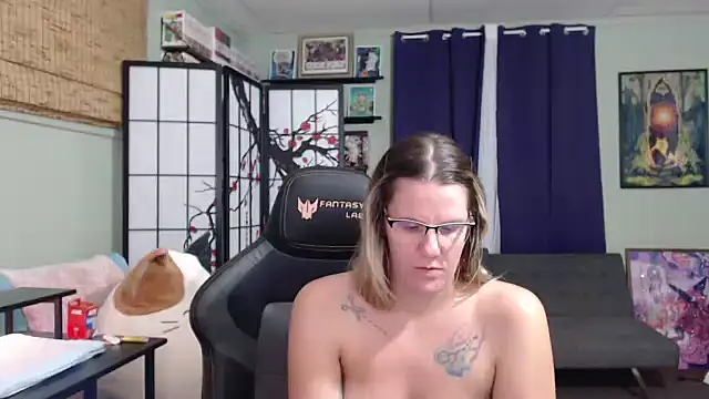 Snapshot of Sarahtineke chatting on 10-30-25, 11:23 Sarahtineke online show from 10-30-25, 11:23