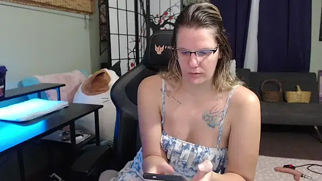 Snapshot of Sarahtineke chatting on 11-18-25, 03:59 Sarahtineke online show from 11-18-25, 03:59