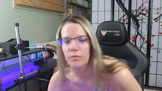 Sarahtineke online show from 12-13-24, 06:16