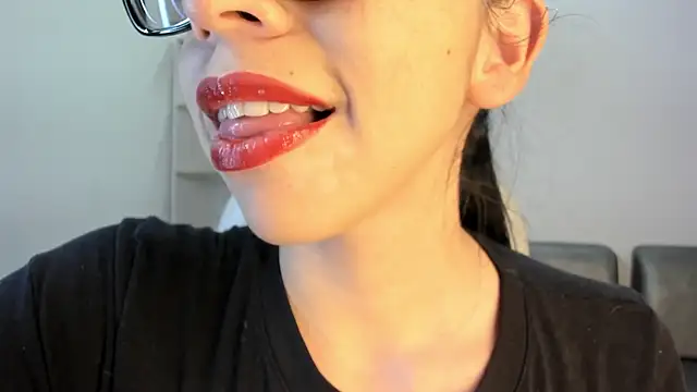 Snapshot of Katty_mouth chatting on 10-17-25, 08:43 Katty mouth online show from 10-17-25, 08:43