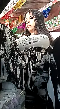 Snapshot of VivienAndClark chatting on 12-19-24, 07:51 VivienAndClark online show from 12-19-24, 07:51