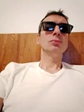 Snapshot of Anastasio33 chatting on 10-31-25, 07:43 Anastasio33 online show from 10-31-25, 07:43