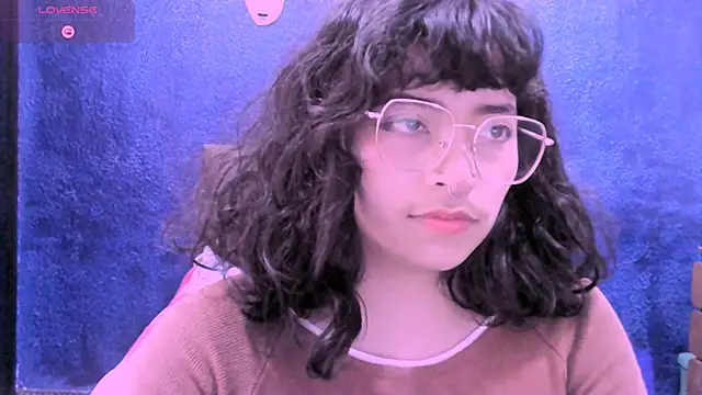 Snapshot of NinaYellow chatting on 10-01-25, 04:11 NinaYellow online show from 10-01-25, 04:11