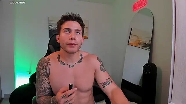 Snapshot of LucianSinclair chatting on 02-09-25, 09:49 LucianSinclair online show from 02-09-25, 09:49