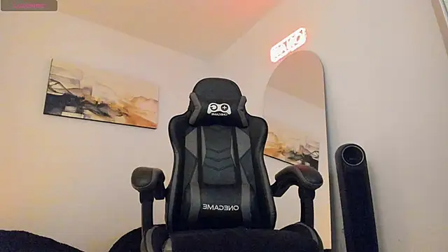 Snapshot of LucianSinclair chatting on 01-26-25, 12:37 LucianSinclair online show from 01-26-25, 12:37