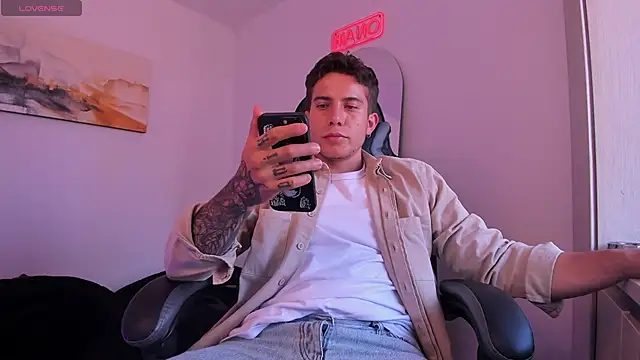 Snapshot of LucianSinclair chatting on 01-12-25, 10:22 LucianSinclair online show from 01-12-25, 10:22