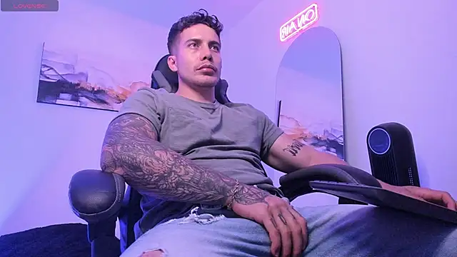 Snapshot of LucianSinclair chatting on 12-28-24, 11:26 LucianSinclair online show from 12-28-24, 11:26