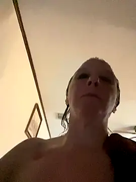 Snapshot of Everlyrose27 chatting on 10-03-25, 04:19 Everlyrose27 online show from 10-03-25, 04:19