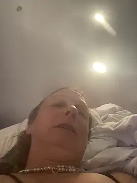 Snapshot of Everlyrose27 chatting on 12-17-24, 02:33 Everlyrose27 online show from 12-17-24, 02:33