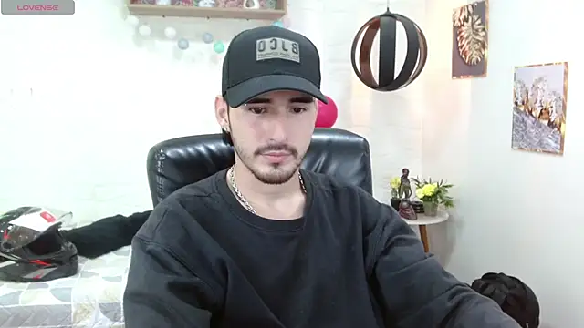 Snapshot of DmitriSanders chatting on 02-25-25, 09:04 DmitriSanders online show from 02-25-25, 09:04