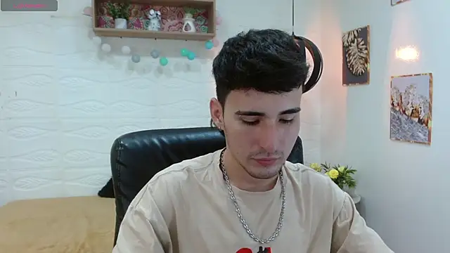 Snapshot of DmitriSanders chatting on 03-13-25, 10:10 DmitriSanders online show from 03-13-25, 10:10