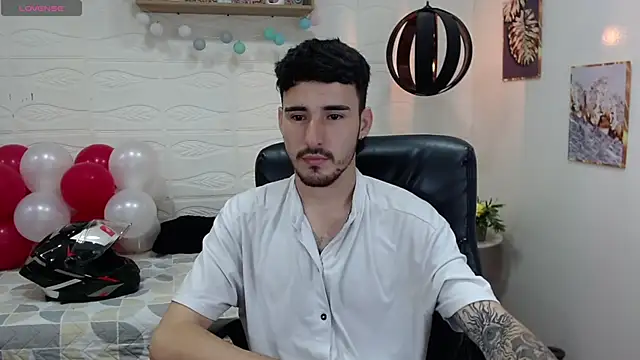 Snapshot of DmitriSanders chatting on 02-14-25, 08:26 DmitriSanders online show from 02-14-25, 08:26