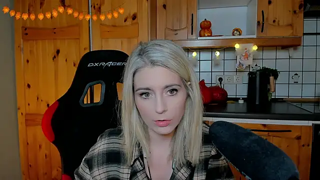 Lisaonthemoon online show from 10-25-25, 07:36