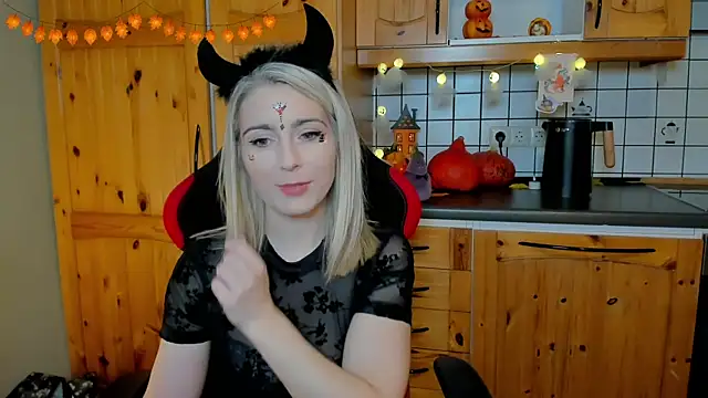 Lisaonthemoon online show from 10-26-25, 08:31