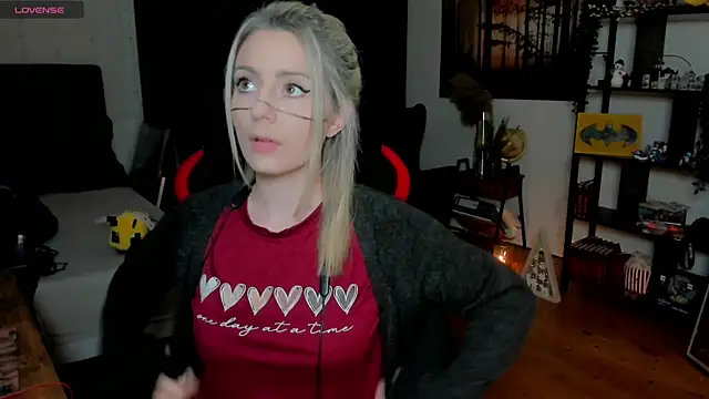 Lisaonthemoon online show from 11-30-25, 08:20