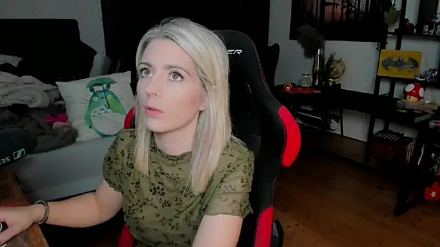 Lisaonthemoon online show from 10-18-25, 01:57