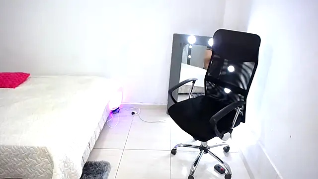 Nahomi Wild online show from 12-16-25, 08:46