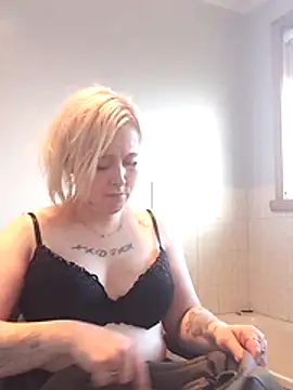 Snapshot of mollymay69 chatting on 12-17-25, 07:02 mollymay69 online show from 12-17-25, 07:02