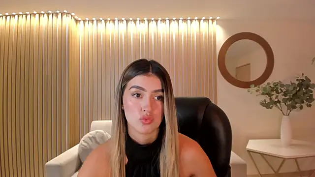 PaulinaSantos  online show from 03-21-25, 07:24