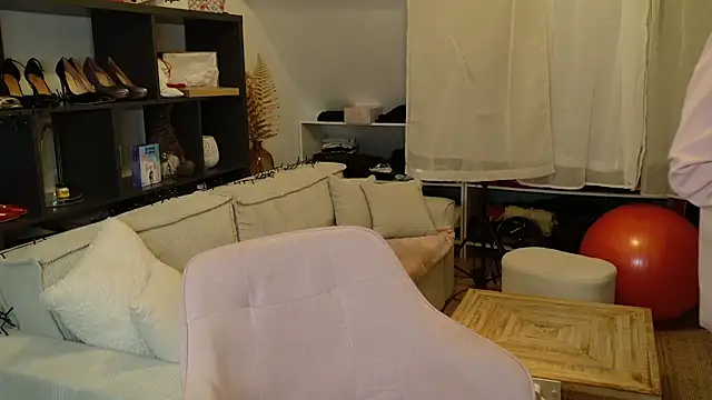 victoirenextdoor online show from 02-15-26, 05:23