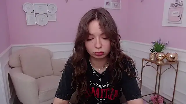 Snapshot of LucySkilar chatting on 10-06-25, 04:35 LucySkilar online show from 10-06-25, 04:35