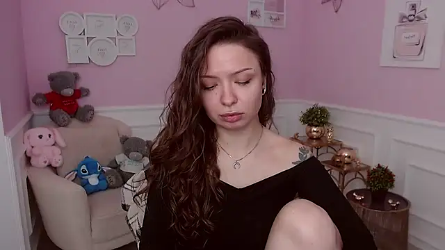 LucySkilar online show from 03-22-26, 05:10