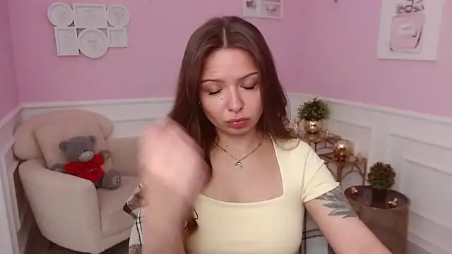 Snapshot of LucySkilar chatting on 06-12-26, 04:21 LucySkilar online show from 06-12-26, 04:21