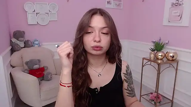 Snapshot of LucySkilar chatting on 10-20-25, 04:36 LucySkilar online show from 10-20-25, 04:36