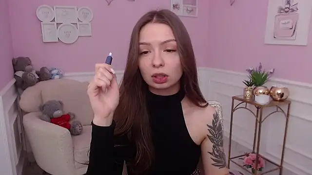 LucySkilar online show from 11-14-25, 05:22