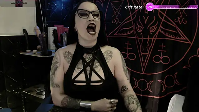 Snapshot of Evil_Queen_666 chatting on 06-12-26, 06:55 Evil Queen 666 online show from 06-12-26, 06:55