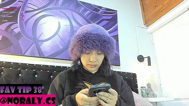 Snapshot of hey_noraly chatting on 06-15-26, 04:12 hey noraly online show from 06-15-26, 04:12