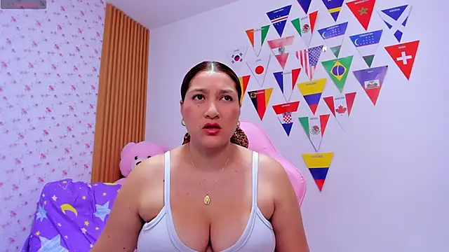 Snapshot of Soyqueen chatting on 06-19-26, 03:12 Soyqueen online show from 06-19-26, 03:12