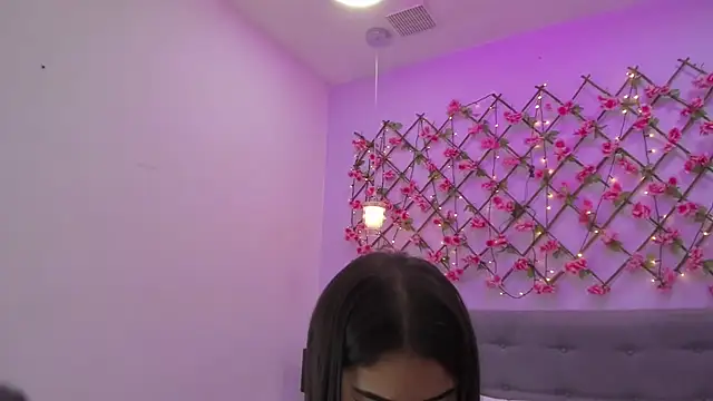 Snapshot of Oriana_Guzman chatting on 03-09-25, 04:00 Oriana Guzman online show from 03-09-25, 04:00