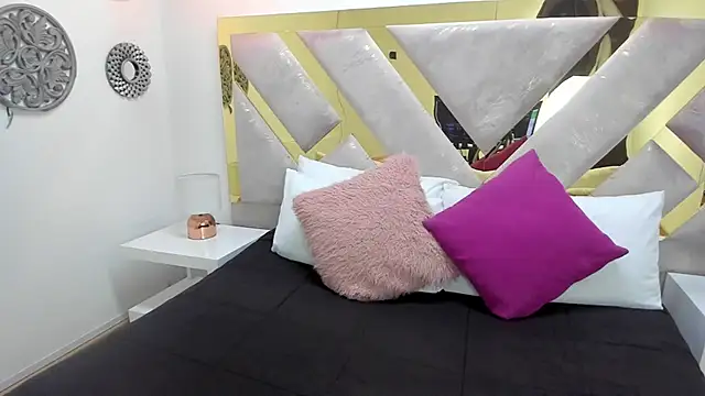 Snapshot of Oriana_Guzman chatting on 02-19-25, 02:33 Oriana Guzman online show from 02-19-25, 02:33